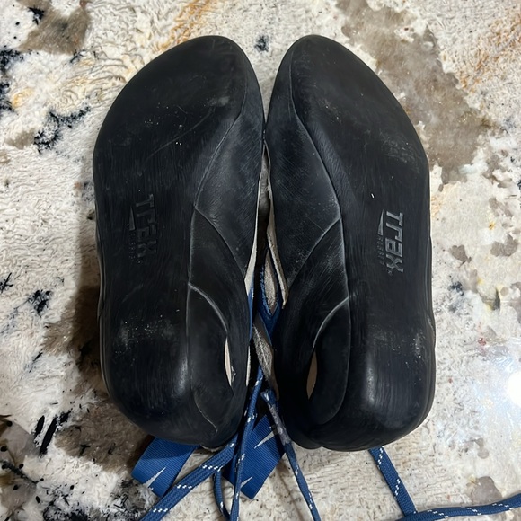 Evolv Climbing Shoes - Picture 3 of 3